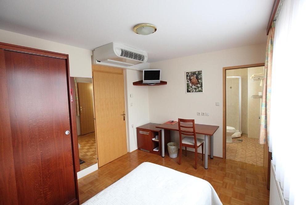 Guest house Kmecki Hram 3*